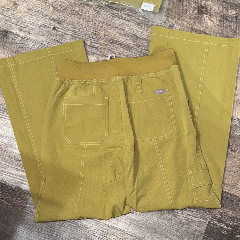 Figs Women's Olive Cargo Scrub Set - Picture 4 of 6